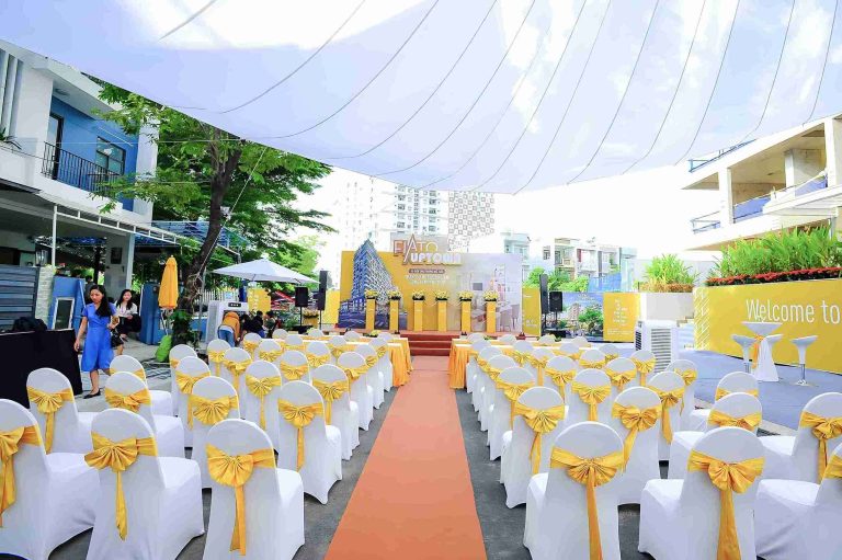cho thuê bàn ghế quận Hóc Môn
